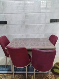 ميز طعام • للبيع