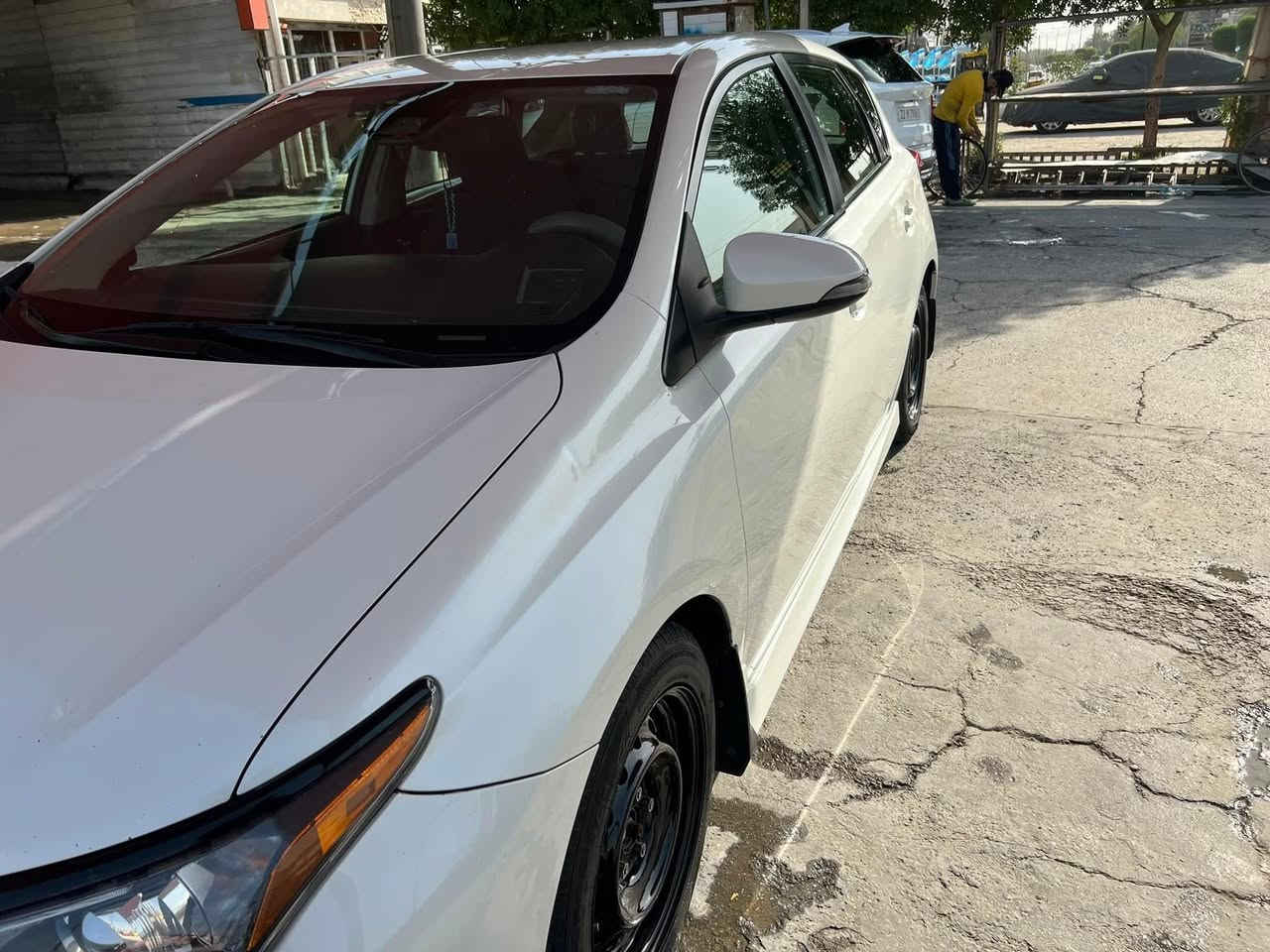 سياره نوع corolla(im)
وارد كندي 
حادث جاملغ موضح بلصوره 
كيررررر عـــادي (6سراعت لنمره 7بك فقسه)
مواصـــفات
-رادار امامي 
-مثبت سرعه 
-مانع اصطدام 
-تدفئه كشنات اماميه 
-مانع انزلاق 
سياره نظيفه استعمال شخصي 
ماشيه 130 الف 
عارضها 120وبيها مجال 
للتواصل ***********
