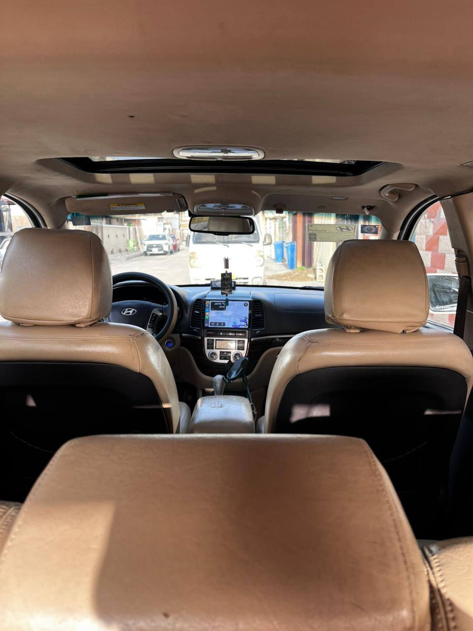 سلام عليكم سنتافي موديل 12 سياره جاهزه من كلشي تخم تاير فتحه سياره 4 سياره خير من الله مكان سياره بياع سعر 140 بيهه مجال استفسارهاذا رقم ***********
