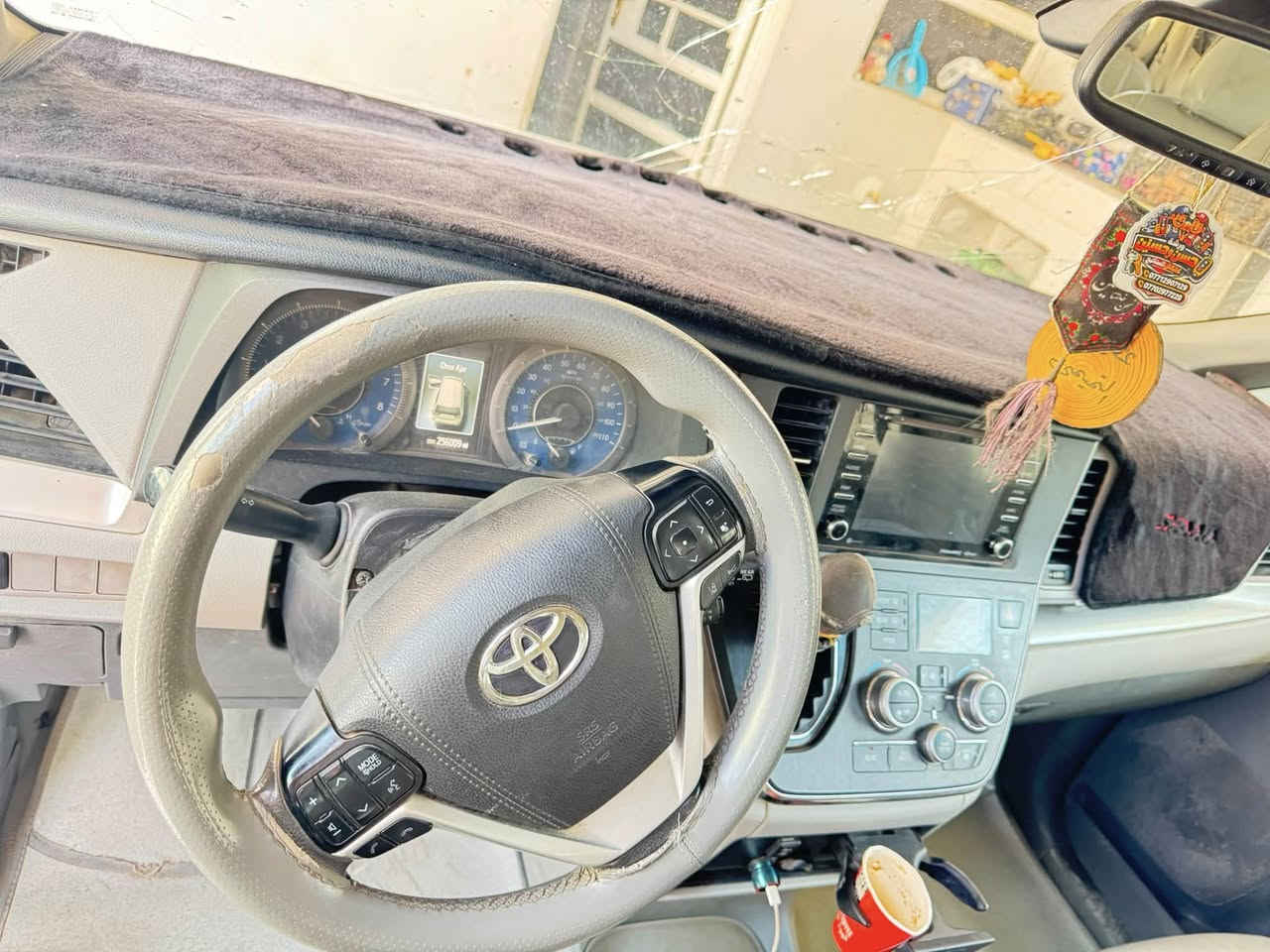 السلام عليكم
تيوتا سينا موديل ١٩ Le
مكفولة من الصبغ ماشيه ٢٣٠ الف مايل 
السعر210 مكاني ديالى ***********
