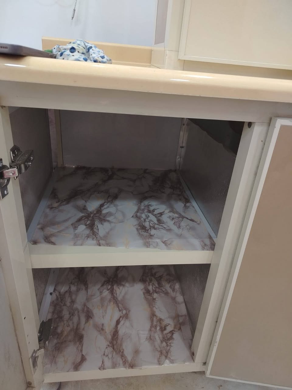 كاونتر سنك المنيوم وملحق  للبيع نظيف جدا طول السنك متر ونص الملحق متر السعر ٢٠٠ قفل بغداد الحرية_البستان/ ***********
