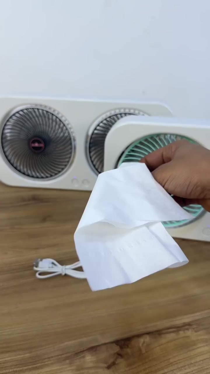 مروحة شحن ثنائية
السعر ب23000 الف

مثالية لتبريد غرف النوم، المكاتب، أو أماكن الجلوس بفعالية مزدوجة.

تُستخدم أثناء العمل أو النوم لتهوية مستمرة ومنعشة.

مناسبة للاستخدام المكتبي أو المنزلي بفضل حجمها وتصميمها المحمول.

  

المميزات

مروحتان مستقلتان بتصميم دوران مزدوج توفّر توزيع هواء واسع وفعّال.

تحكم منفصل لكل مروحة عبر زر خاص لتغيير السرعات حسب الحاجة (سرعتان لكل مروحة).

بطارية ليثيوم مدمجة قابلة للشحن (18650)، تدوم لفترات طويلة.

تشغيل عبر USB– يمكن توصيلها مع الباور بانك، اللابتوب، أو الشاحن.

تصميم محمول بيد حمل علوية لسهولة النقل والاستخدام في أي مكان.

أداء منخفض الضوضاء لتوفير راحة مثالية أثناء النوم أو العمل.

  

محتويات الصندوق

1 × مروحة مزدوجة دوران موديل JKJ-105

1 × كابل شحن USB

1 × دليل الاستخدام بعدة لغات

  

تفاصيل تقنية

الطراز: JKJ-105

الجهد المقنن: 3.7 فولت

التيار المقنن: 0.5–1 أمبير

نوع البطارية: ليثيوم 18650

أبعاد المنتج: 22.5 × 5.4 × 17 سم

أبعاد العبوة: 21.25 × 6.2 × 17.1 سم

  

ملاحظات

يُفضل شحن المنتج بالكامل قبل أول استخدام.

لا تلمس شفرات المروحة أثناء التشغيل.

تأكد من استخدام مصدر طاقة مناسب أثناء الشحن (5 فولت1 أمبير).

تواصل واتساب ***********
