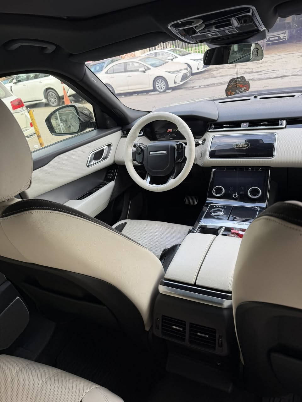 للبيع
رانج روفر ڤلر 🇬🇧 وكاله سردار  خليجيه 2018 موديل 

عداد المسافه المقطوعه 48 km 

بصمه ذكيه

كراسي كهرباء 

جنطه كهرباء

بنوراما 

داخل ابيض واسود تو كلر 

كامرات ذكيه

6 سلندر R داينمك

ويل كب اينج بلادي اسود كروم🖤

السياره وكاله وكفاله من حادث وضربه

✍️ملاحضه السياره مصبوغه كلها بنفس لونها الرصاصي لكن اللون الطافي المعروف بل مات بدون اي ضرر اي ضربه 👉🏿

رجاءا ميعرف بيها يكرمني بسكوته وليعلق اي شي 👍 

تفاصيل أكثر أتصل على رقمي *********** 📱 ☎️ 

السعر 250 $
