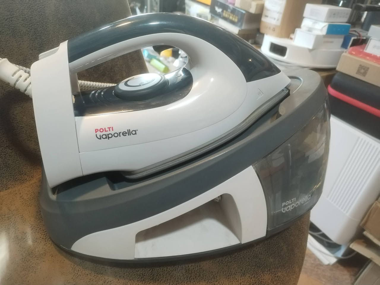 مكواة بخارية ماركة POLTI Vaporella
ماركة إيطالية أصلية ممتازة بقوة 2200 واط يدفع بخار كلش قوي يصل إلى 6.5 بار أسفل المكواة المنيوم مطلي بالسيراميك طلاء ثخين غير قابل للالتصاق خزان كبير حجم 1.5 لتر.

المواصفات:

القاعدة الحرارية سيراميك

نظام مضاد للترسبات الكلسية: نظام تنظيف الترسبات الكلسية

إجمالي الطاقة 2200 واط

توفير الطاقة/المياه -25%/-27%*

أضواء تحذيرية: نفاد الماء / اقتصادي / تنظيف الكلس

مدة التسخين دقيقتان

أقصى ضغط للمضخة: 6.5

الأبعاد:(الطول × العرض × الارتفاع) 25 × 27.5 × 38سم

الوزن: 2.6 كغم


**إذا كنت صاحب هذا الإعلان وتريد حذفه لأي سبب، رجاءا أرسل رسالة إلى الدعم الفني**