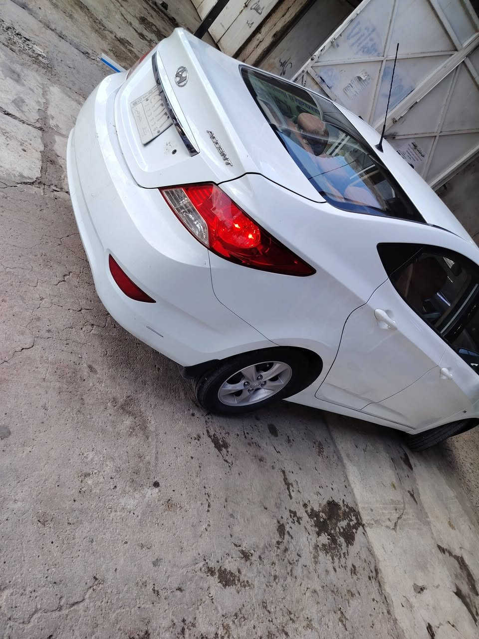 السلام عليكم اكسنت ٢٠١١ للبيع
بيهه باب خلف السائق صبغ وتكحيل كارت بالجاملغ الخلفي والامامي مكينه ١٦٠٠ سياره كامله مابيهه نقص ماشيه ١٧٦ كم   ب٩٠ وبيهه مجال ***********
