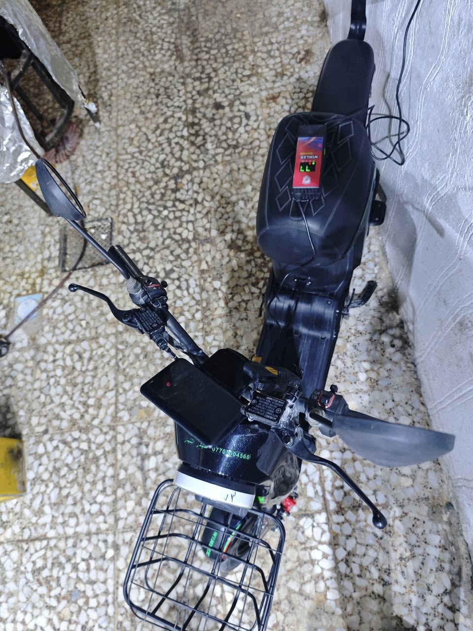 سلام عليكم R9 موديل 2026 جديده صارلها شهر من طلعت من الوكيل وما ماشيه هواي ما تعبانه بعدهي ع وضعيه الشركه وكيل حيدر النيار 
تجي ب نضام وقوف P
بيها نضام بك رجوع 
اربع سرع 
5 بطريات 
بيها بصمه وسويج وكارت 
اشاير خلفي وامامي كلها شغاله 
بلوتوث  بيها 
دبلات خلفي وامامي 
الدراجه بعدهي نضيفه جدا مكاني نجف حي السلام 
*********** هذا رقمي سعرها 450 بيها مجال
