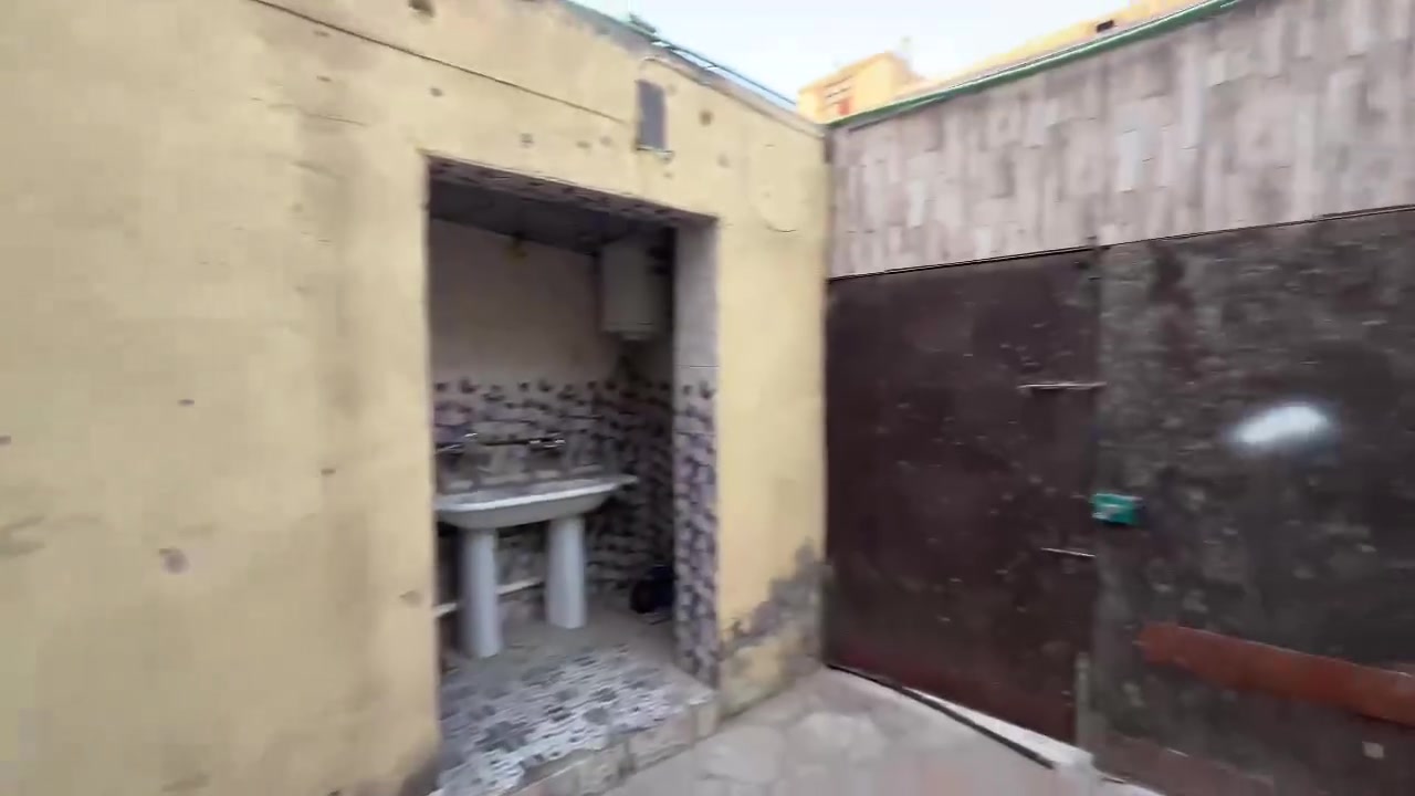 بيت للايجار
حي اريدو الشارع السايدين خلف مستشفى القلب
قرب المدرسة الصينية
غرفتين صاله استغبال مطبخ صحيات عدد2
مساحه 250 متر
السعر 500 الف
للاستفسار ***********
