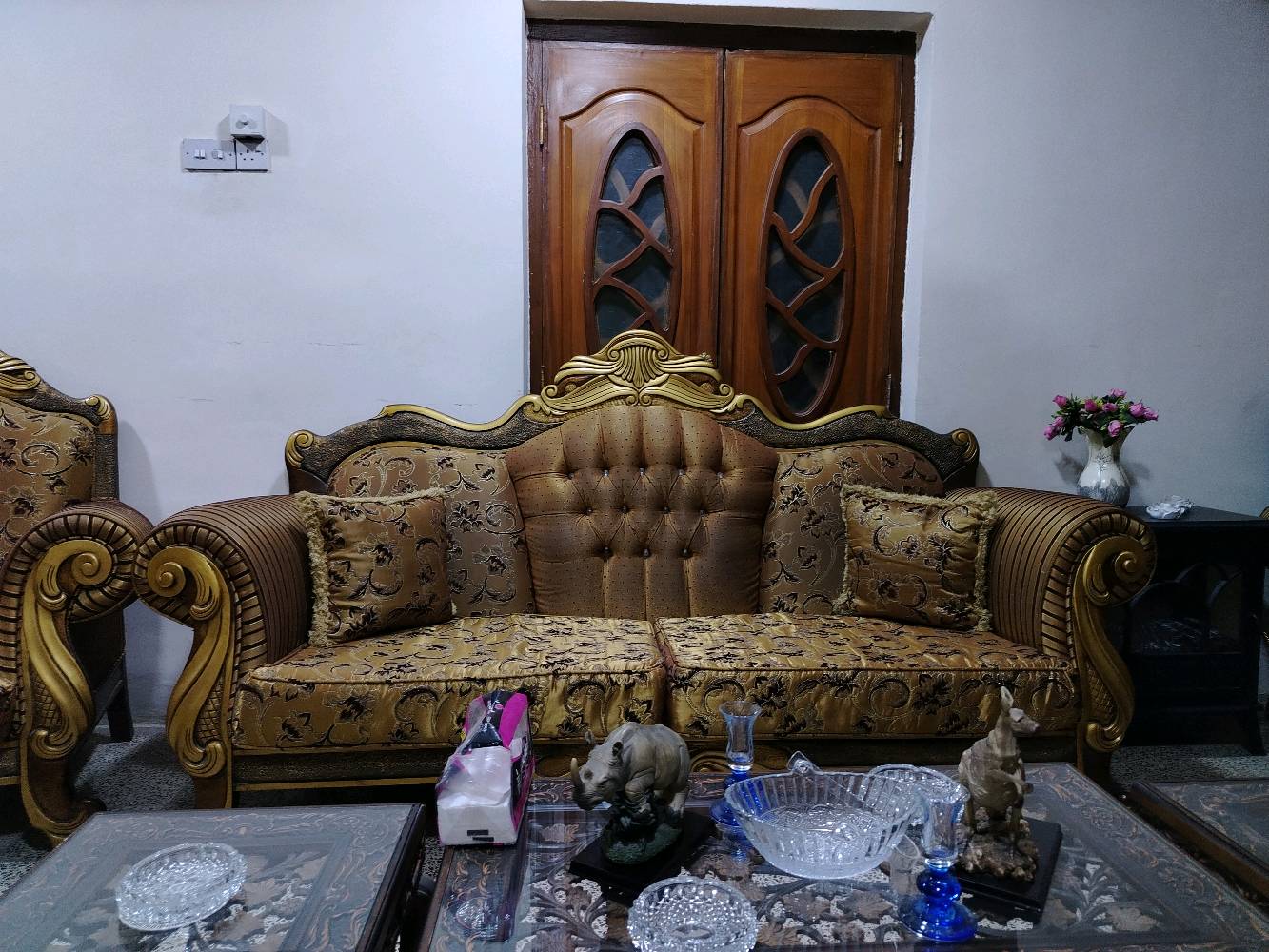 قنفات بحاله جيده جدا بسعر ٨٥٠ وبوفيه ٧٥٠ ثريات عدد٢ بسعر ٢٥٠