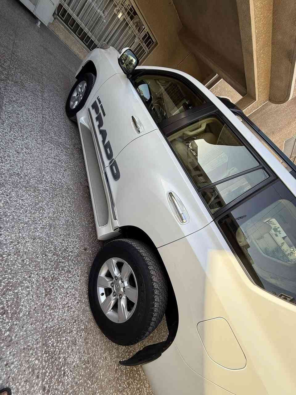 السلام عليكم  برادو ٢٠١٥ رقم بغداد فئة TXL دبل تانكي ماشية ١٥٥ الف  مكفولة بدون حادث فقط باب مبدل خلف السائق اصلي مال شركة  شرط السونار 
مكينة ٦ سلندر 
السيارة جديدة مال بيت السعر ٣٠٥$ 
المكان بغداد الغدير 
للاتصال ***********
