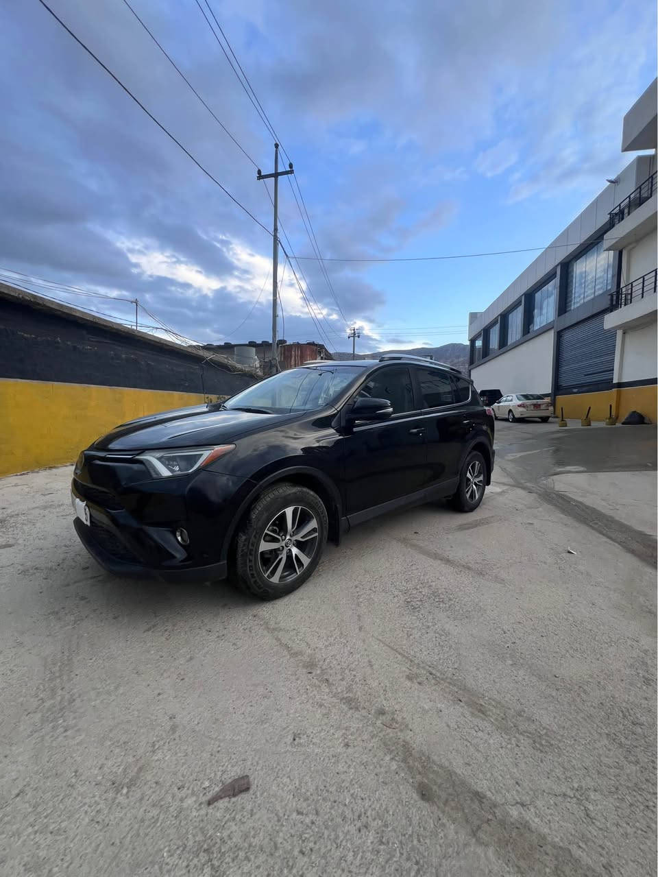 تويوتا رافور موديل ٢٠١٨
كير ومحرك وتبريد بشرط
تحويل وكاله بشرط 
رقم اربيل بس موجوده بدهوك
رقم و سنويه جديده 
تحويل اقل من ساعه 
سياره مكانها دهوك داخل دهوك
سياره مواصفات Le 
بصمه تشغيل و حساس 
رادارات و مرايه كهربائي 
قوديك نشره وتبريد مركزي 
دبل اكسل 
سياره غاز و بنزين 
اكو هوايه مواصفات اخرى 
سياره فقط 
بيها قطعتين صبغ بدون دواخل 
يعني جاملوغ يم سايق مع بونيد 
بس بدون دواخل بشرط 
يعني شواصي ودكم كلها وضع شريكه
سياره مايه ١٠٢ ألف ميل 
مكانها دهوك هيكلها حلو 
سعرها ١٥٩ ورقه 
*********** بيها واتس اب دهوك, العراق
