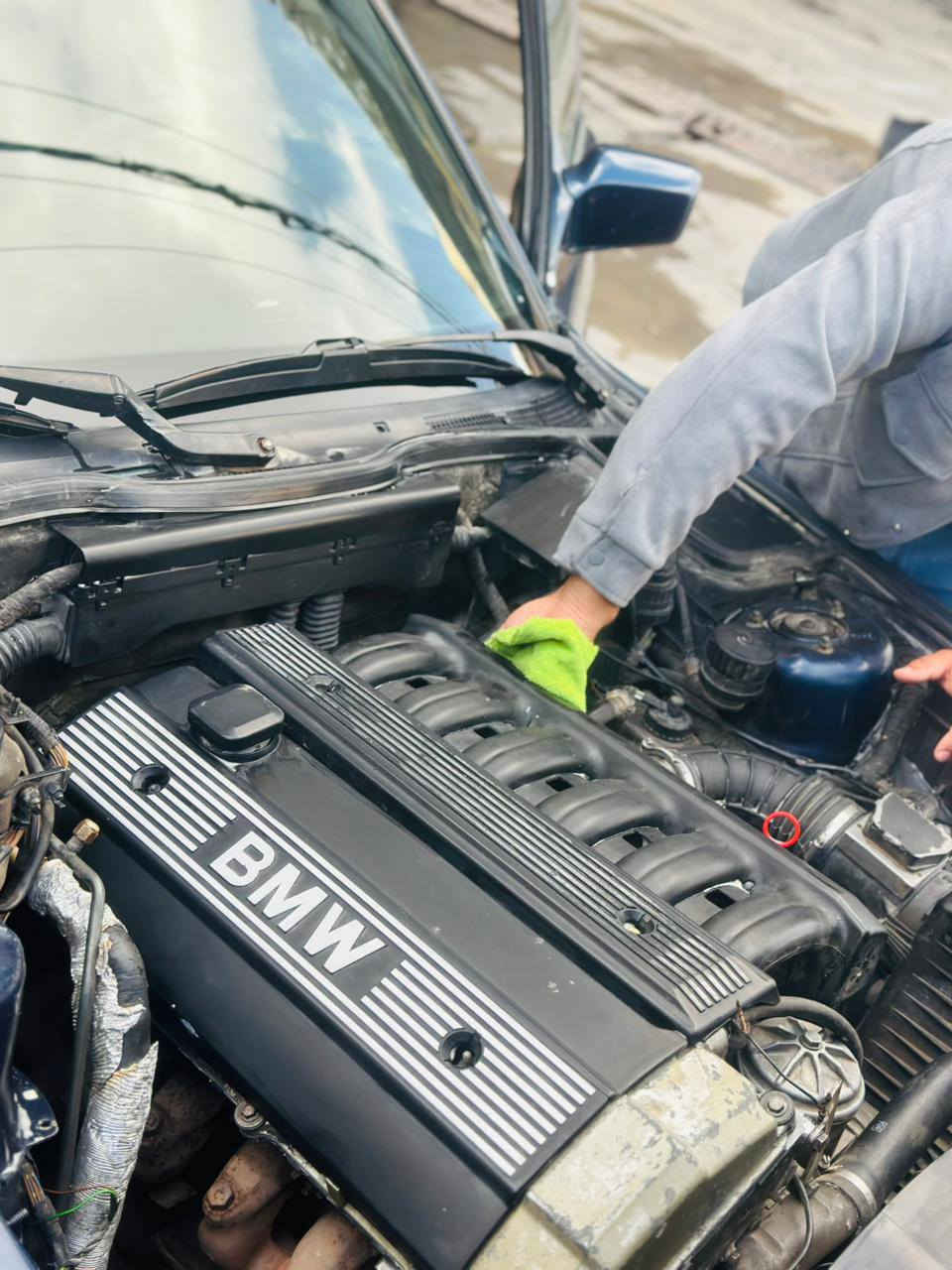 للبيع: BMW 525 (مسكر عدل) - موديل 1991
السيارة جاهزة من كل نواحيها وما محتاجة أي مصاريف، مواصفات النظافة والترتيب:
​الكيان والنظافة: السيارة بصبغ نظيف جداً (مسكر عدل)، موديل 91.
​الأوراق: باسمي والسنوية والهزة جديدة (جاهزة للتحويل).
​الميكانيك: صدر جديد بالكامل، تخم تاير جديد.
​التبريد: تبريد "ثلج" ومنظومة ممتازة.
​الكهربائيات: * سنتر لوك جديد.
​نوافذ كهرباء (4 جامات).
​ميزة تصعيد الجام تلقائياً مع القفل.
​لايتات زينون قوية.
​الداخلية: كشنات M5 أصلية وداخلية نظيفة جداً.
​السعر: [جداً مناسب] (بيها مجال للشراي الطيب)
المكان: [الفلوجة]
للتواصل: [***********]
