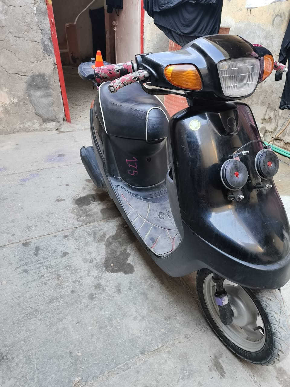 السلام عليكم دراجة زعره نظيفه ما صار الها فتره من ماخذها دراجه كامله مكملة كفراتها زينه كهربائيات شغاله السعر الاتصال على الخط ***********
