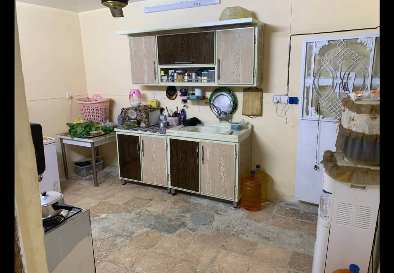 🛑 ماانتعامل وايا اي دلال ونريد عائلة محترمة 
دار لليجار 50 متر
350 قفل 🔒🔒لحد يكلي بي مجال
يتكون طابقين لطابق الارضي حوش ومنور وصحيات غرفتين غرفه
مسوينه مطبخ وثانيه ديوانيه
طابق ثاني غرفتين وسطح 

عنون شعب ديوان نهاية شارع 25
***********
