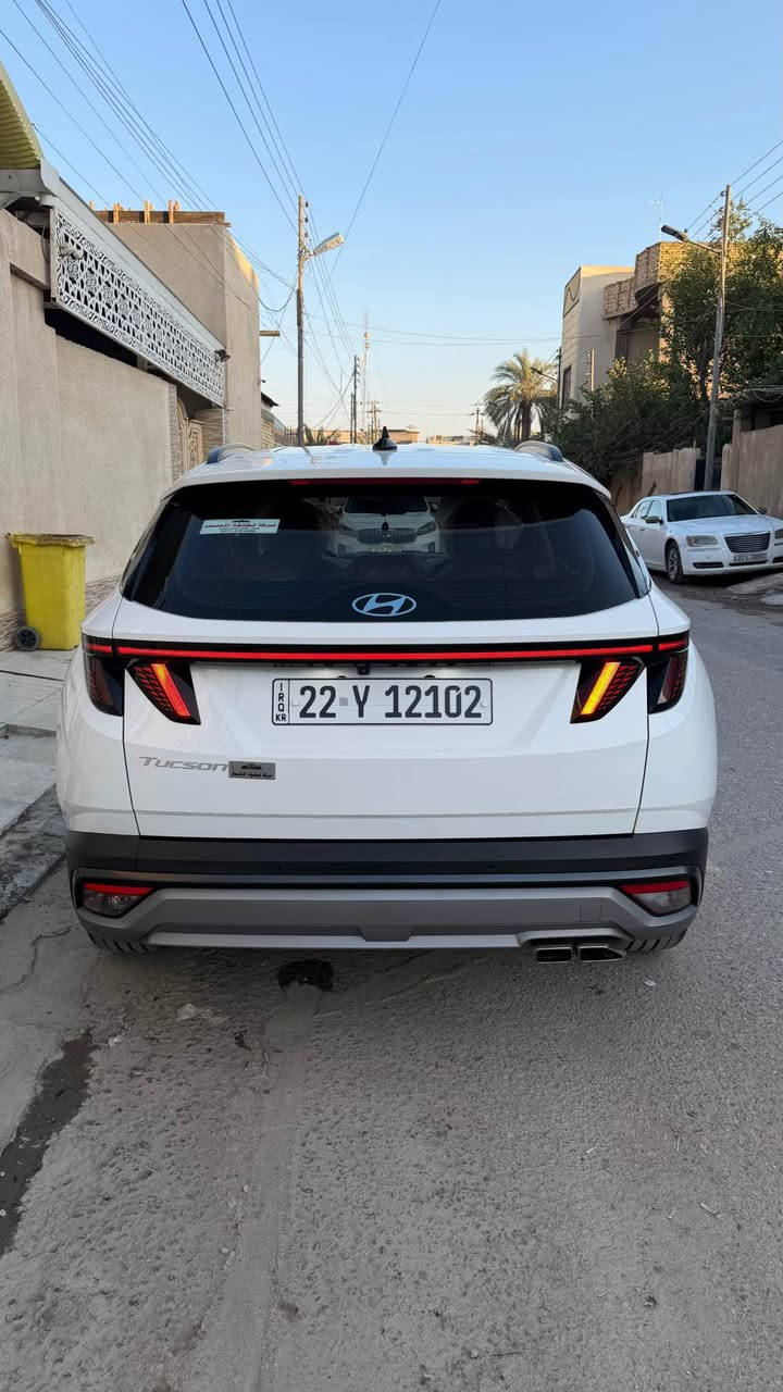 ⸻

 هونداي توسان 2025 – فل مواصفات / اخت الزيرو 

 الموديل: 2025
 الرقم: أربيل دولي
 السنوية: نافذة لغاية 2030
 الاستخدام: شخصي
 الحالة: زيرو تقريباً – اخت الزيرو
 المسافة: 30 ألف كم فقط
 الكفالة: كفالة عامة من الزلغ (الشخط والرصعة)

 المواصفات والتجهيزات:
 • تشغيل عن بعد
 • 4 أنظمة قيادة (Drive Modes)
 • سايد بريك إلكتروني (دگمة)
 • أوتو هولد
 • شاشة ديجتل متصلة
 • كشنتات كهربائي
 • دواخل أوف وايت فخمة
 • تربيد كشنات
 • مرايات شفط كهربائي
 • حساسات أمامية وخلفية
 • كاميرا 360 درجة
 • صندوك كهربائي
 • بردات خلفية
 • سبير (استبن) ما نازل
 • ثبات عالي وسواقة ناعمة

 السيارة نظيفة جداً، ما محتاجة أي صرف
 فحص بأي مكان وعلى حساب المشتري
 نسخة فل – نادرة بهالمواصفات

 فرصة ذهبية للي يريد توسان 2025 بحالة الزيرو وبسعر مناسب (السعر 230)
 للتواصل:  اتصال *********** البصرة, العراق
