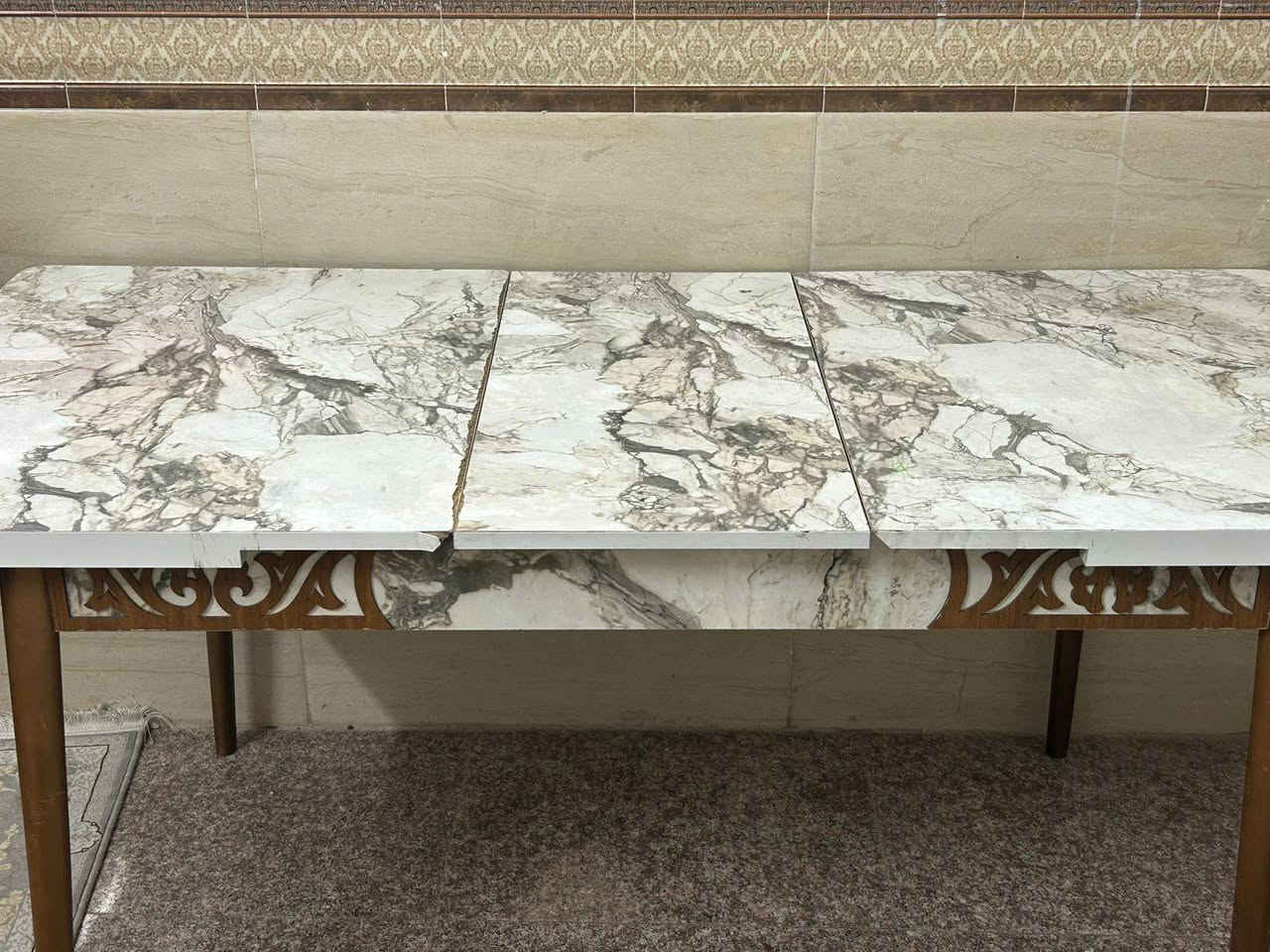 ميز طعام قابل للتكبر وتصغير مع ٦كراسي
السعر ٢٠٠ الف
للاستفسار 
***********
