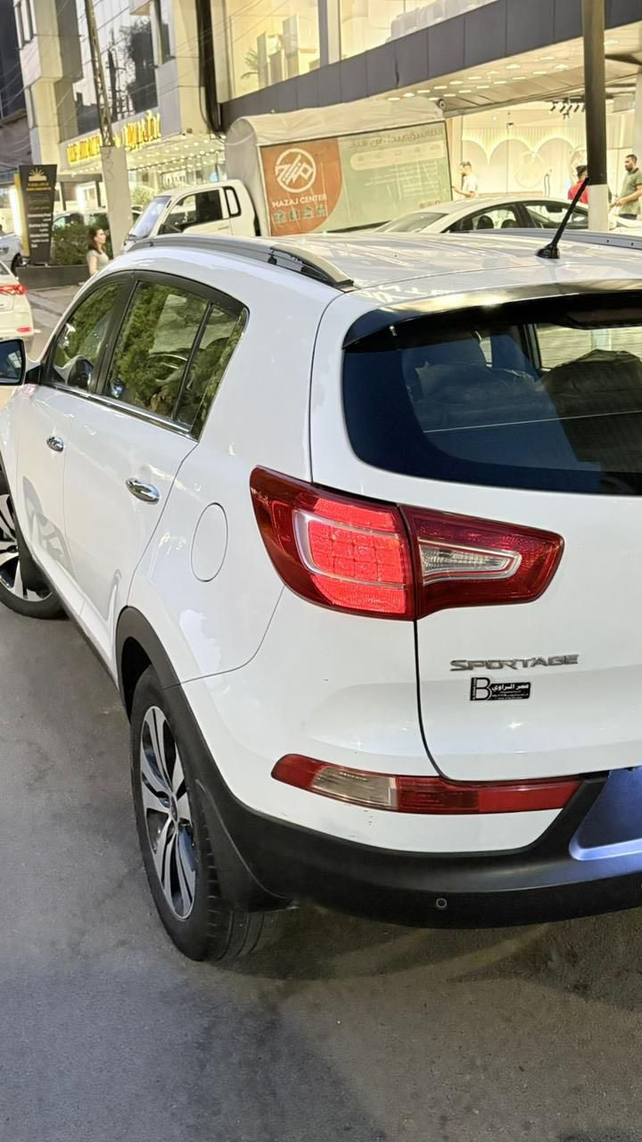 كياا سبورتج …. ( خليجي ) 
مكفوله من الحادث والصبغ 

رقم بغداد … 

سيارة نطيفة على ايدي ،. 

الصدر الامامي رايدله شغل شويه فقط 

موديل 2014 … 

محرك 2000 دوش … 

مرايا شفط … 

شاشة كبيرة .. 

كاميرا خلفيه + حساسات 

ويل كروم ( فراشة ) .. 

تحكم ستيرن  ( جهتين ) … 

دشبول بيانو … 

تبريد ثلج خير من الله …

السعر … 

161$

والسعر بي مجال بسيط

للتواصل … 

*********** 

***********
