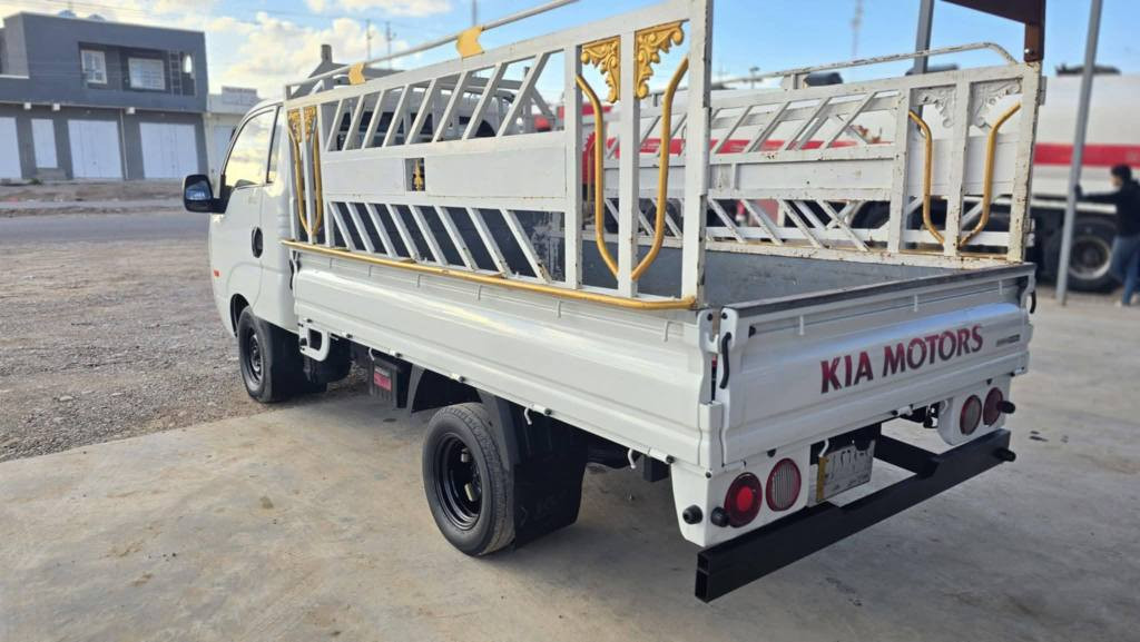 السلام عليكم...
كيا حمل 2700 للبيع 
موديل 2011 
رقم صلاح الدين بأسمنا
مبدل قماره 3000
شاصي بي لحيم 
كير / محرك خير من الله 
تبريد منضومه كامله شادلها بس وكف البوربرن 
تواير الجدام جدد / الورا نص عمر 

#السعرــ82_وبيها_مجال_شي_قليل

#للاستفسار

*********** الله محي الجميع
