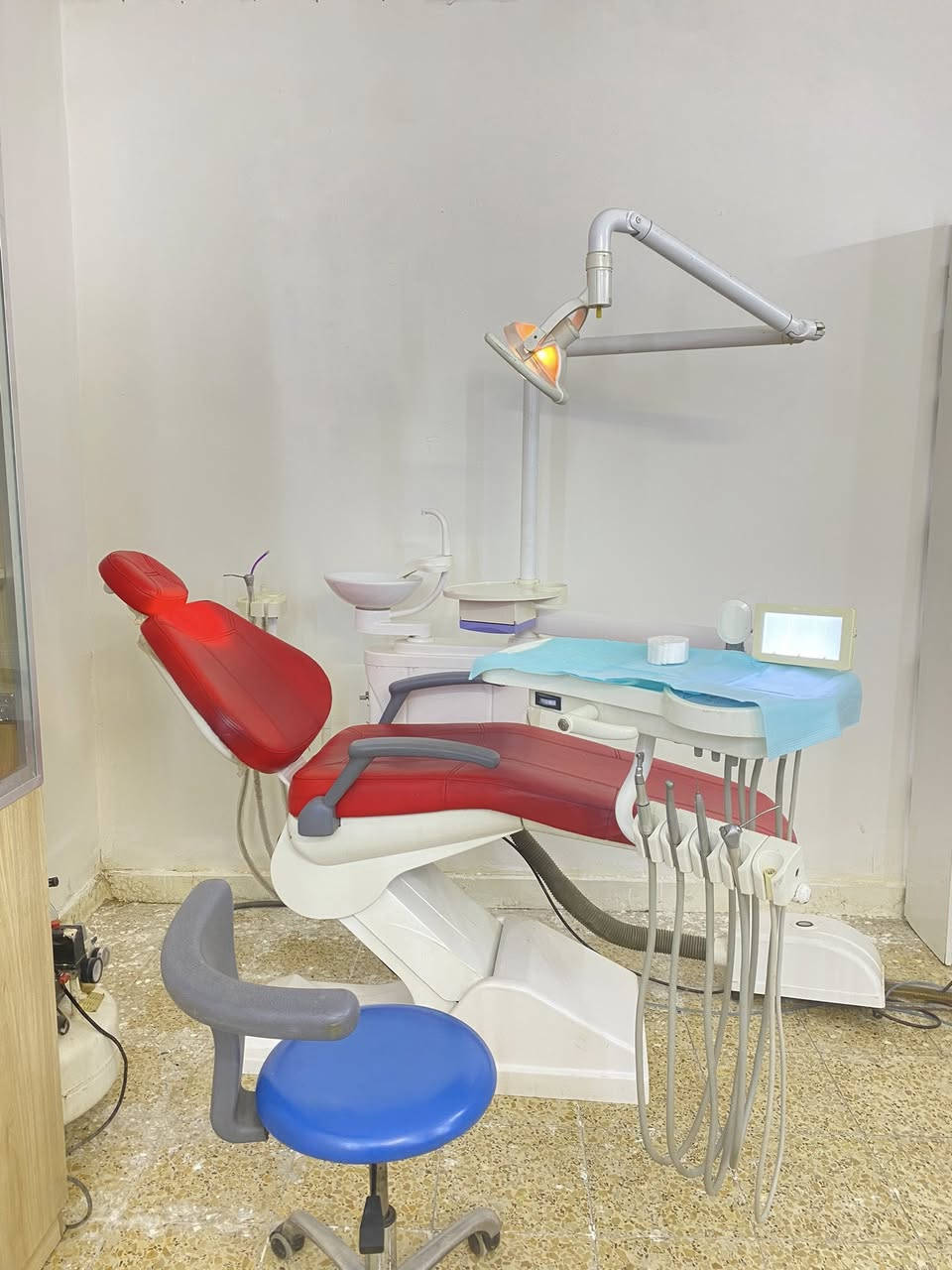 السلام عليكم
عيادة اسنان متكامله تماماً
السعر جداً مناسب ( ٣٠ ورقه)
جير اسنان نظيف جداً
كمبريسر مغلون كاتم
اوتوكليف كلاس B غير مستخدم  (runda)
اشعه جداريه 
ابكس لوكيتر 
سكيلر مع الجير
هاند بيس ٢
تورباين ٢
لايت كيور 
ادوات قلع + حشوات كاملللله
مواد حشوات + حشوات جذور 
عارضه مواد 
عارضه ادوات + مخزن 
مكان العياده بغداد الكرخ
البيع بدون المكان
***********
