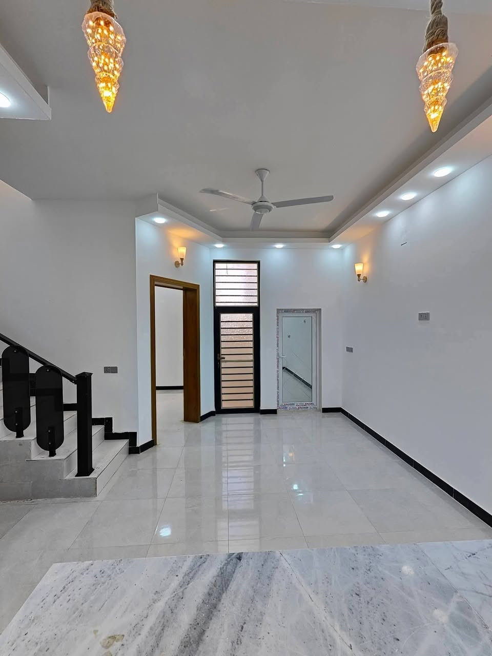 بيت للبيع في كربلاء مجمع بوابة الجنوب موقع شارع حله كربلاء
المجمع على شارع الزوار مباشر.
مساحة 100متر طابقين طابو زراعي قرار محكمة سند 25 
كافة الخدمات تبليط مجاري ماء كهرباء 
للبناء طابوك جمهورية كونكريت مسلح صب مركزي الاستفسار اتصل واتساب *********** *********** ***********
