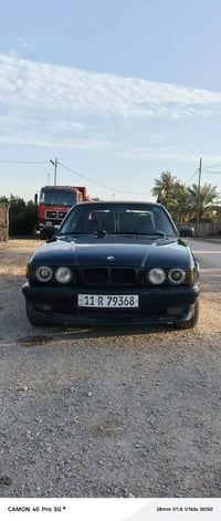 للبيع بي ام 525  موديل 1993 رقم دولي بغداد بسمي   سنويه 2030 هزه جديده...