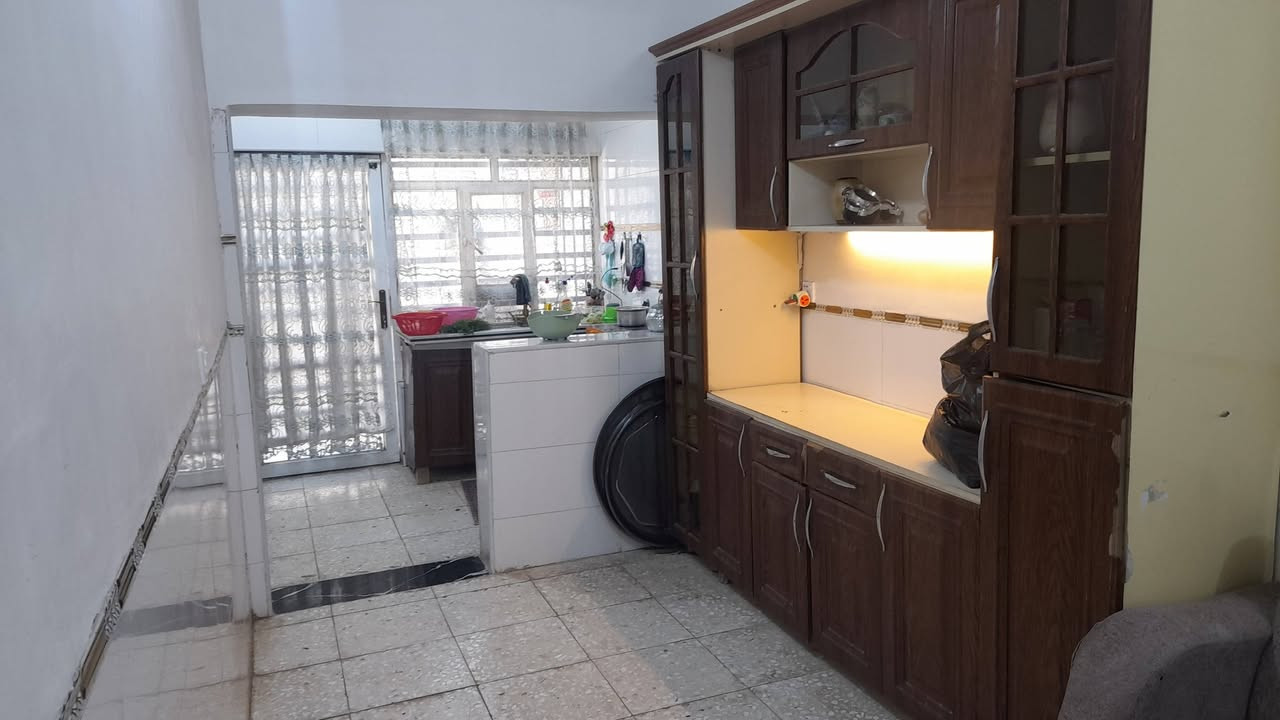سلام عليكم
بيت للبيع 150 متر طابو ملك صرف طابق الثاني غرفه زائد مخزن  ابو عظام بنص المنطقه 
فرع  بيت سيد صباح  
الاستفسار على الرقم
 ***********
***********
