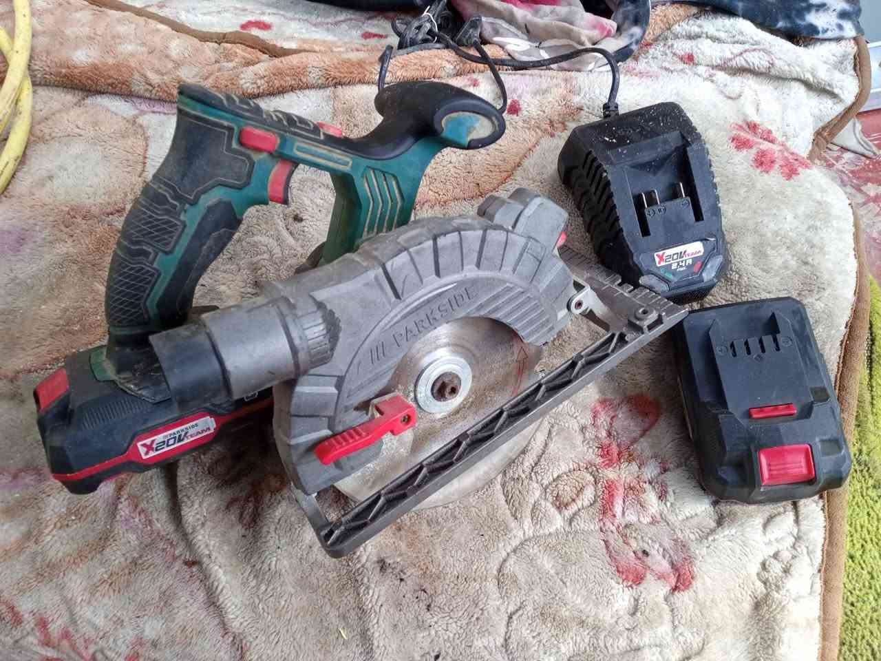 سلام عليكم 
للبيع منشار قرصي شحن بارك سايد ألماني دبل بطاريه شاحنه سوبر شحن سريع حجم الفرص 7انج نضيف كلش مامشتغل بي هواي سعر 60مكان بغداد 
اتواصل *********** بي واتساب
