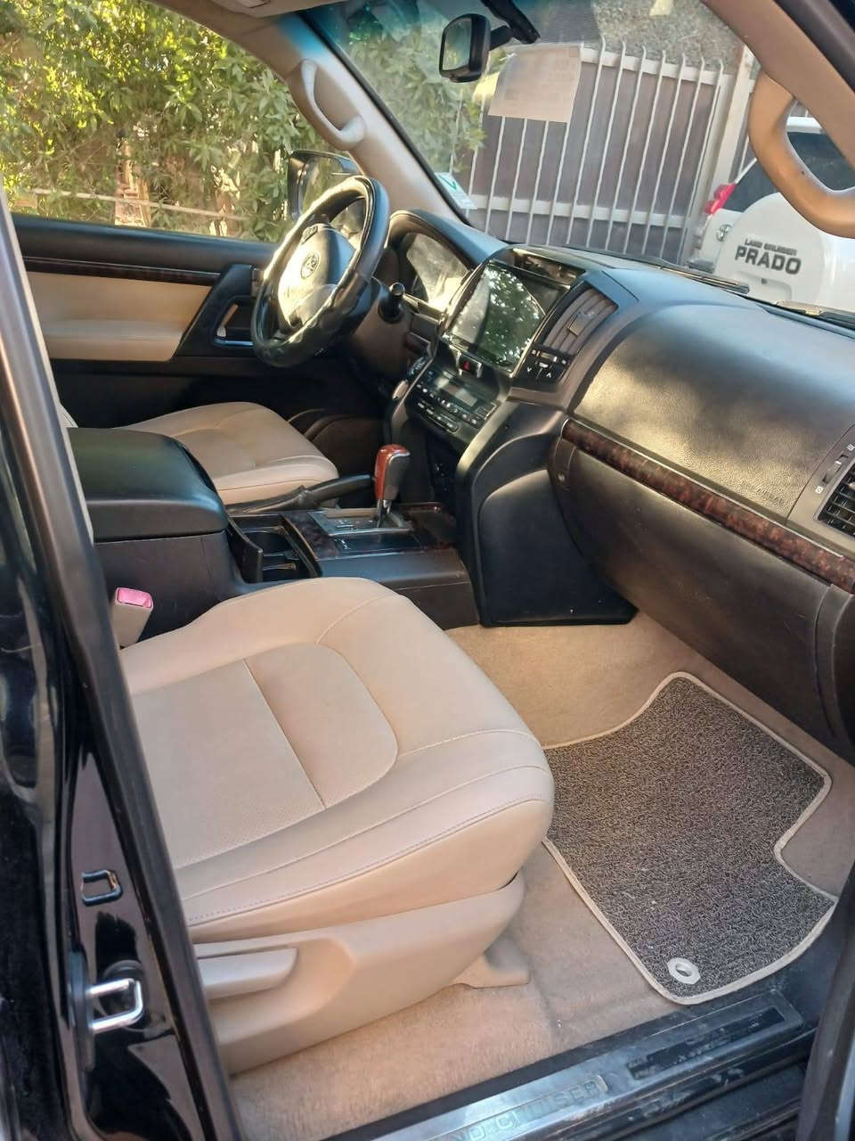 السلام عليكم لاندكروز للبيع موديل 2010 سياره VXR 8 سلندر السياره مواصفات VXR معروف للستفسار ***********
