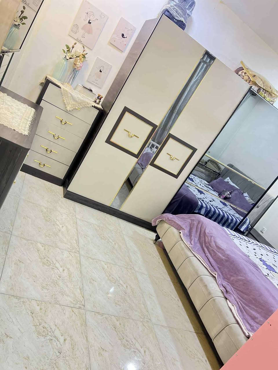🏡 دار للبيع في الأعظمية – سبع أبكار 🏡

📍 الموقع: قرب منتزه الهبي دي – شارع قصابة الرحمن
📑 السند: زراعي / 25
📐 المساحة: 100 متر (الواجهة 5 × النزال 20)
🏗️ البناء: حديث

✨ المواصفات:

البيت مقسّم إلى 3 شقق منفصلة (بدرج خارجي)

كل شقة تحتوي على: هول، مطبخ، صحيات، غرفة كبيرة، غرفة صغيرة

بيتونة واسعة تصلح مخزن

سطح كبير

✅ مناسب لسكن عائلة كبيرة أو للاستثمار

📞 للاستفسار: *********** – ***********
