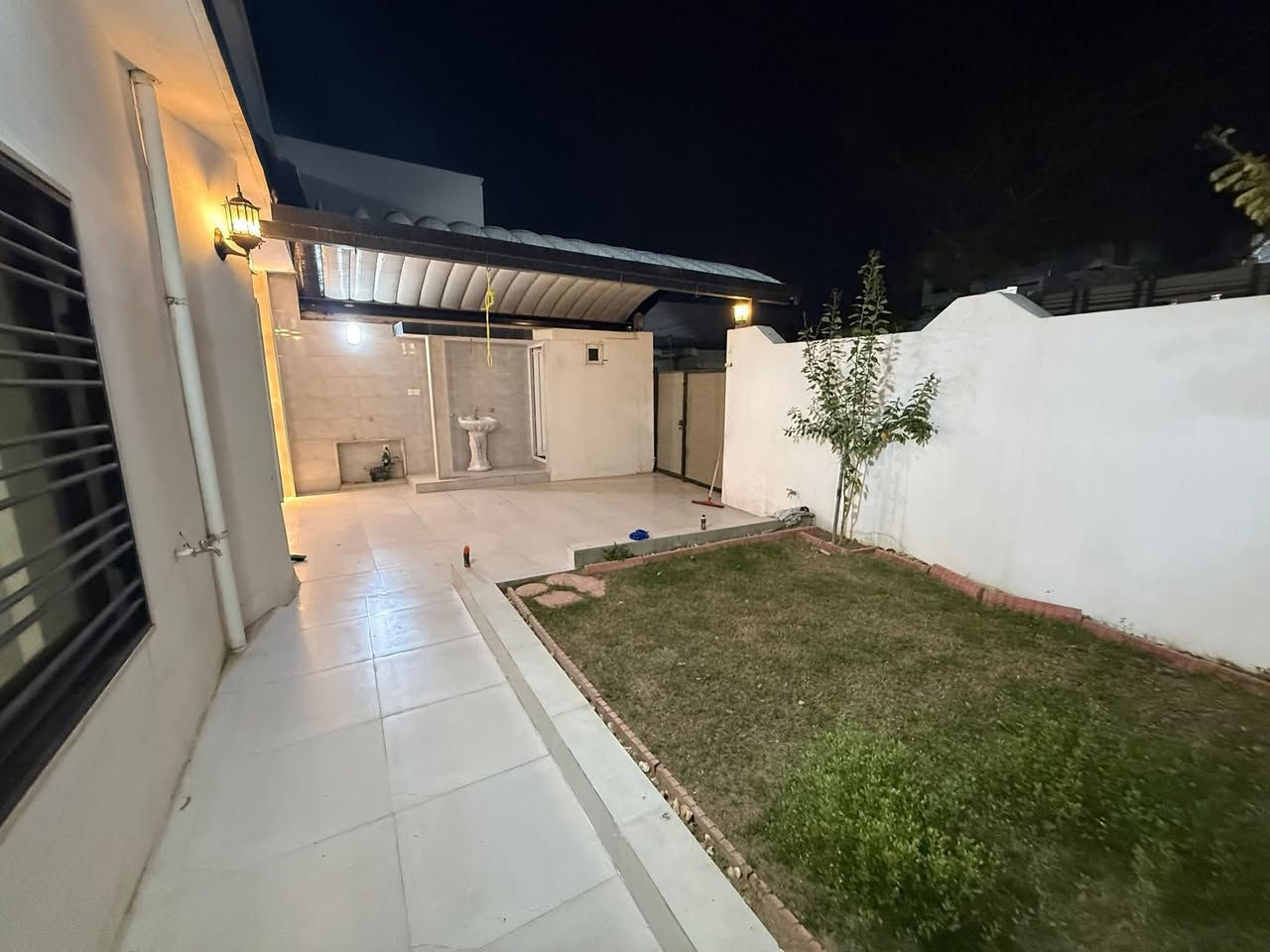 #دارللبيع رقم طابق ونص بناء حديث سقف مغربي نضام دكت  

هدية مع الدار كاونتر مع سبالت عدد اثنين

#المساحة :-  180  متر 

#واجهة الدار :  10 * 18 متر

#الموقع كركوك — سايدين الحسابات مقابل مشروع الماء 
 موقع جيد على شارع عريض قريب من السايدين ومن المدارس ومن كافة الخدمات 

#تفاصيل الدار

♦️الطابق الاول 

- استقبال 
-هول 
- غرفة نوم 
- مطبخ 
- درج داخلي
- صحيات 
- حديقة
- كراج سياره

♦️الطابق الثاني 

- بيتونه كبيره ممكن تصلح غرفة نوم مع وجود صحيات 

#للأستفسار الأتصال على الارقام التالية :-

*********** 
 
أو مراسلتنا عبر الواتساب *********** 

أو مراجعة مكتب الصرح للعقار  الكائن في القادسية الثانية  قرب تقاطع الحرية قادسية ومثلجات سارا
{  #نتشرف #بزيارتكم }
