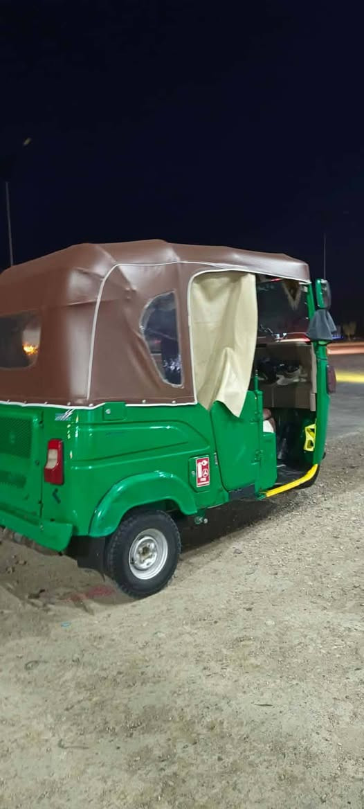 السلام عليكم تكتك للبيع موديل 22 رقم واسط لوحات انكليزي وهزه جاهزه ب اسمي مداور ثاني يوم كفاله عامه السعر خاص الاستفسار ع الرقم*********** المكان واسط الكوت
