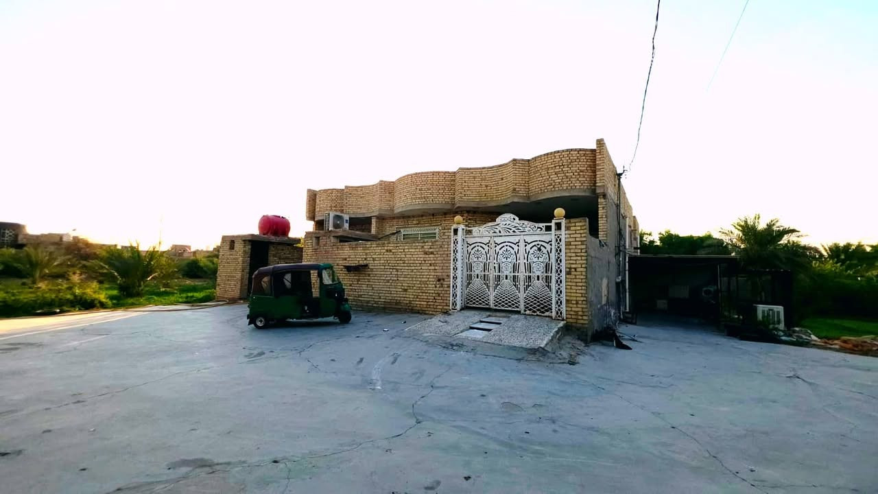 @إشارة *البستان للبيع / دونمين إله ربع
حي الحسين الجديد قرب مشروع جسر الناظم الماجديه
______
 البيت الأول 
_________
 متكون من طابقين
1-  الطابق الاول( غرفتين +صاله +استقبال +مطبخ
+حمام داخلي) 

2- الطابق الثاني ( غرفة + صالة + صحيات داخلية

بأضافة / إلى مضيف خارجي

البيت الثاني /مشتمل 
________________
متكون من غرفة + صالة+ مطبخ + استقبال + صحيات*

متوفر  كهرباء تبليط مجاري كلشي متوفر
للاستفسار الاتصال على الرقم
*********** عمارة, ميسان
