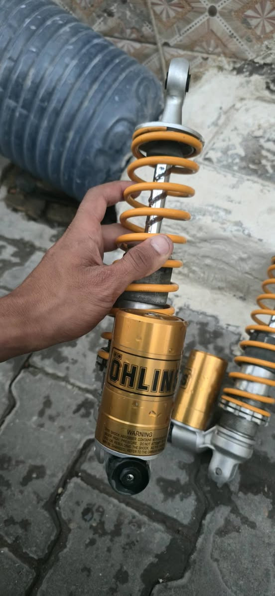 سلام عليكم دبل PCX يرهم للجيل الاول والثاني رياضي من شركة öhlins السعر 150 وبي مجال رقمي خاص ***********
