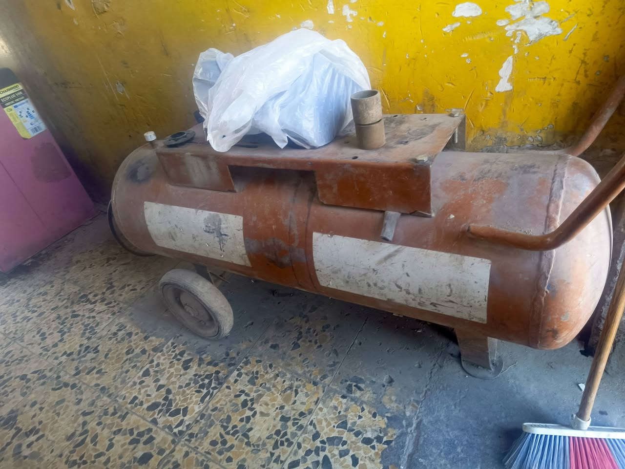 السلام عليكم
غراض محل كامل كلشي تعتازه موجود وكله شغال ع الفحص 
مكان نجف *********** واتساب موجود
