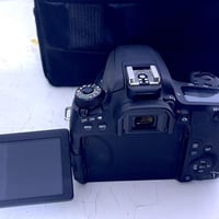 كانون 77D + عدسة 50 ملم الكامرة نظيفة كلش للبيع      07867967157  بغدا...