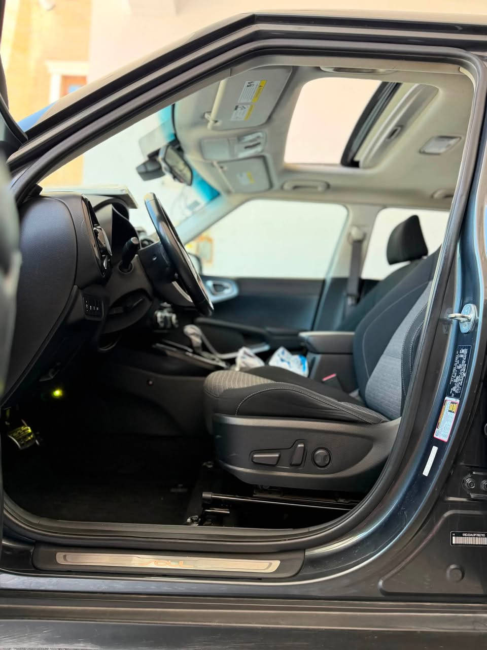 🚗 كيا صول 2023 وارد أمريكي (حُرّة) – بحالة الوكالة وجاهزة للتحويل ثاني يوم! 🚗
سيارة حديثة، اقتصادية، وبقمة النظافة.."بالعافية على اللي راح يآخذها".
 الحادث: جاملغ وبنيد فقط (صبغ خارجي بدون أي دواخل).السونار موجود
 باقي السيارة مكفولة بالكامل، كلها ليبل واحد، كير ومكينة وتبريد بشرط الكفالة.
 ماشية 48,000 كيلومتر فقط (حقيقي)
  التبريد ثلج ❄️.
 المحرك: \bm{2000} دوش (DOHC) – المحرك الأقوى والأكثر رغبة واعتمادية.
 أنظمة القيادة: نظام ECO الاقتصادي، نظام الأوتو ستوب (Auto Stop)، ومانع انزلاق.
✨ فول مواصفات
فتحة سقف، شاحن وايرلس ذكي، شاشة كبيرة مع كاميرا دوارة، داخل مخمل ملكي ونظيف جداً.
 نظام قيادة ذاتية، كروز سرعة (مثبت سرعة)، حساسات أمامية وخلفية.
 تحكم ستيرن جهتين، حاكية تلفون، بلوتوث، منفذ AUX.
 ويل كروم بلادي مميز، إضاءة LED أمامية وخلفية 
📝 الأوراق والترتيبات القانونية
 الرقم: بغداد (الملصق الجديد).
 السيارة بالبصرة
 التحويل: شرط التحويل ثاني يوم مباشرة
 ملاحظة: السيارة جديدة بمعنى الكلمة استخدام شخصي و ما تحتاج اي مصروف شغل و اطلع
السعر ١٤٠ و بيها مجال
للتواصل:دكتور احمد 
***********
