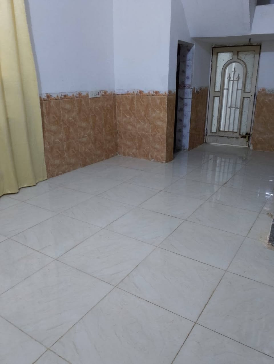 السلام عليكم بيت للبيع ٢٠٠ متر حي الحوراء شارع الكفاح بسمي خدمات كامله تبليط ارصفه ماء مجاري نت ضوئي بناء سنه ٢٠١٢ طابق ونص السعر ١٢٠ للاستفسار الاتصال على الرقم ***********

