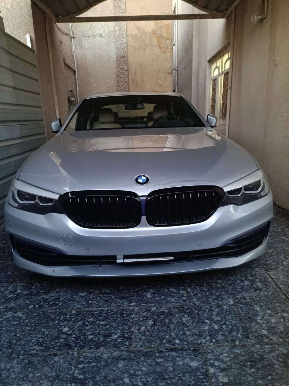 بسم الله الرحمن الرحيم
فرصة ثمينة
BMW 530i - وارد أمريكي (نظافة لاتوصف) 
2019  رقم بغداد 
لأصحاب الذوق الرفيع والباحثين عن  الزيرو
السيارة ملكية ونظافة استثنائية، استخدام قليل جداً والسبب (عندي دراجة) يعني السيارة أغلب وقتها مرتاحة بالكراج.
المواصفات والتفاصيل:
• الموديل: 2019.
• اللون: رصاصي (مميز جداً).
• المحرك: 2000 Twin Turbo (4 سلندر) - عم وقوة واقتصادية.
• المسافة المقطوعة: 45,600 كم (حقيقي  امانة الله ورسولة).
• المواصفات: فول مواصفات الـ 530 المعروفة (فتحة، شاشة كبيرة، كراسي جلد بيجي' رادار امامي جانبي خلفي'جنطة كهرباء 'داتا شوب، تحكمات، بصمة، وباقي التكنلوجيا المتطورة).
حالة السيارة (الأمانة):
• الضرر: (أصبع واحد فقط) والسيارة مكفولة من كل نواحي النقص.
• النظافة: السيارة "ولا غلطة"، داخلها وخارجها بحالة الوكالة. إذا شفت بيها خلل واحد تعتب عليّ.
• الضمان: أنطيك بيها ضمان "5 سنوات" من الثقة.. سيارة مخدومة وجاهزة وما محتاجة برغي.
• الصور: متوفرة حالياً وصورها بأمريكا أيضاً موجودة للي يحب يتأكد من الضرر البسيط.
السعر وتفاصيل البيع:
• السعر المطلوب: 300 ورقة (30,000$) قفل نهائي.
• ملاحظة: السيارة مكلفتني 390 ورقة، والبيع بهذا السعر لغرض إكمال مشروع بناء فقط.
السيارة أمانة الله ورسوله، الي يشتريها يدعيلي.
للاستفسار والاتصال مباشرة بالمالك:
📞 ***********
مكاني بالحلة
