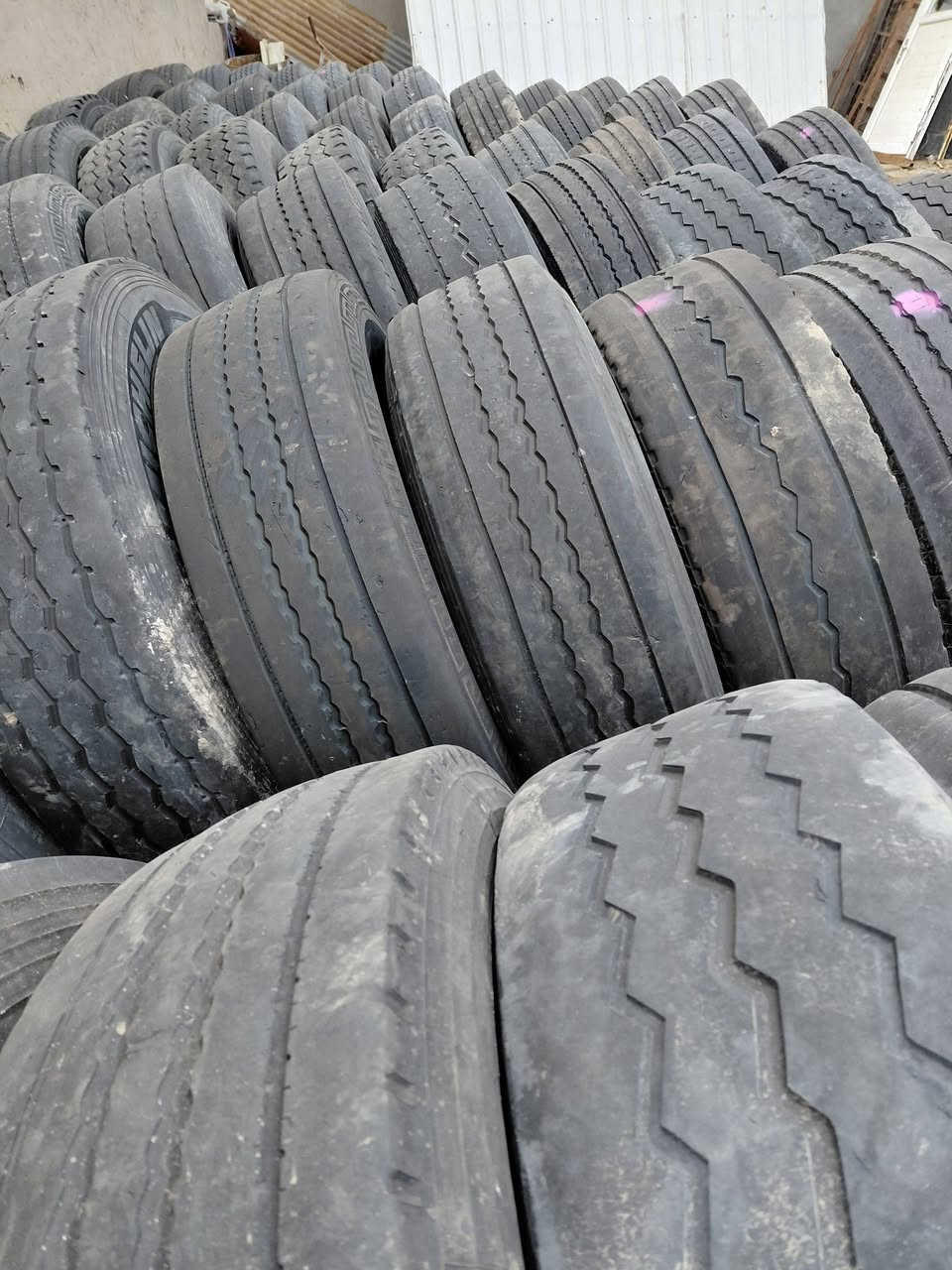 السلام عليكم تايرات باله للبيع حجم ٢٢ ونص ٣١٥ مكاني بغداد حي العامل قرب الحي الصناعي يم البيت الصيني وهذا رقمي ***********
