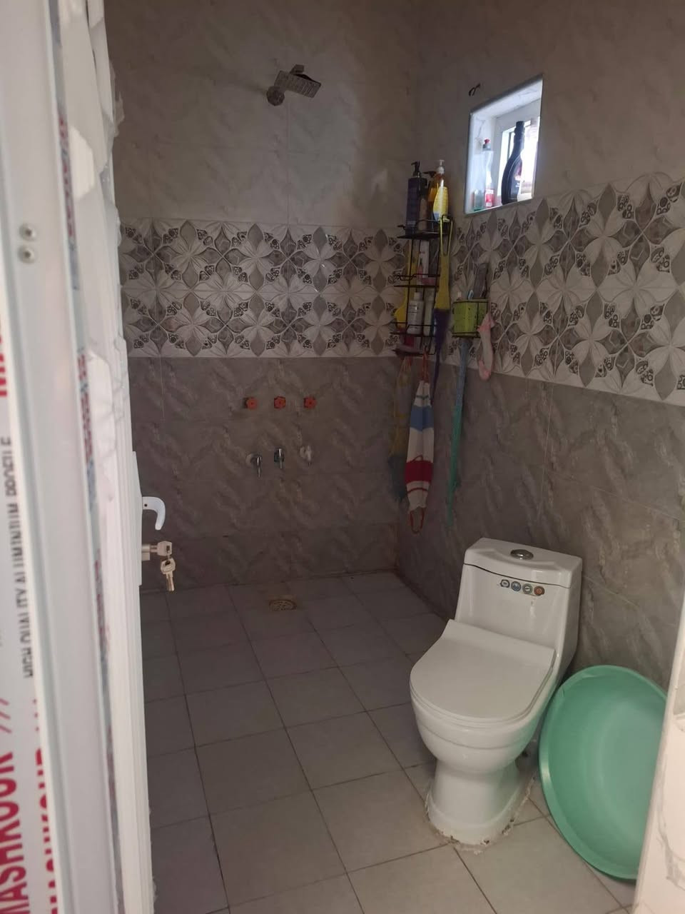 السلام عليكم /من رخصة الادمن دار للبيع في منطقة بوب الشام بناء جديد الجنس زراعي/ تبليط +مجاري +كهرباء+ماء المساحة 300 متر مثل ماموضح  بالصور طابق واحد 'غرفتين نوم وصالة واستقبال ومطبخ ومنور عدد 2 وحديقة وگراج  للاستفسار الاتصال على هذا الرقم /***********
