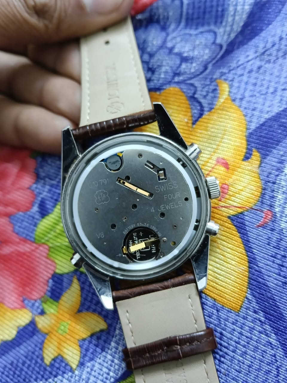 ساعة Jowissa Ginebra سويسرية فاخرة - أناقة وأداء سويسري
الوصف:
لعشاق الفخامة والجودة السويسرية، معروض للبيع ساعة Jowissa الأصلية من مجموعة Ginebra Sport. ساعة تجمع بين التصميم الكلاسيكي واللمسة الرياضية، مثالية للمناسبات الرسمية والاستخدام اليومي الراقي.
أهم المواصفات:
الصناعة: سويسرية بالكامل (Swiss Made) 🇨🇭.
الموديل: J7.005.L (Ginebra Chronograph).
المحرك: حركة كوارتز سويسرية (Swiss ETA) دقيقة جداً.
الزجاج: ياقوت  (Sapphire Crystal) مقاوم للخدش تماماً.
الهيكل: فولاذ مقاوم للصدأ (Stainless Steel) عالي الجودة.
الوظائف: كرونوغراف (توقيت)، عرض التاريخ، ونظام وقت 24 ساعة.
الحزام: جلد طبيعي فاخر باللون البني بنقشة التمساح
السعر خاص


**إذا كنت صاحب هذا الإعلان وتريد حذفه لأي سبب، رجاءا أرسل رسالة إلى الدعم الفني**