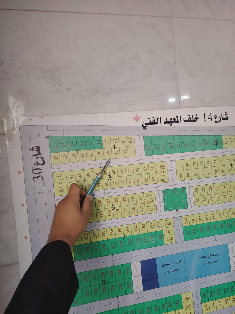 🏡 دار للبيع في مجمع الرواسي السكني – المربع الذهبي

فرصة سكنية واستثمارية مميزة في أحد أفضل المواقع السكنية بالنجف، حيث يقع المجمع خلف المعهد الفني ومجاور دور القضاة في حي القدس.

✨ مواصفات الدار:
▪️ المساحة: 150م²
▪️ طابقان
▪️ 3 غرف نوم
▪️ صالتان
▪️ استقبال
▪️ مطبخ
▪️ كراج
▪️ حديقة

📍 موقع الدار مميز جداً
قريب من المدخل الرئيسي للمجمع وخلف شارع (14) الخاص بالمعهد الفني، مما يوفر سهولة الوصول وقيمة استثمارية عالية.

💰 السعر الكلي: 190 مليون دينار
✅ الواصل: 90 مليون دينار
✅ المتبقي: 100 مليون دينار (مصرف عقاري)
✅ تباع بتطلوعة مناسبة

لا تفوت فرصة امتلاك دار بموقع متميز ومواصفات متكاملة، سواء للسكن العائلي أو للاستثمار المستقبلي.

📞 للتواصل والاستفسار أو للاطلاع على المزيد من الفرص السكنية والاستثمارية:
***********
***********
