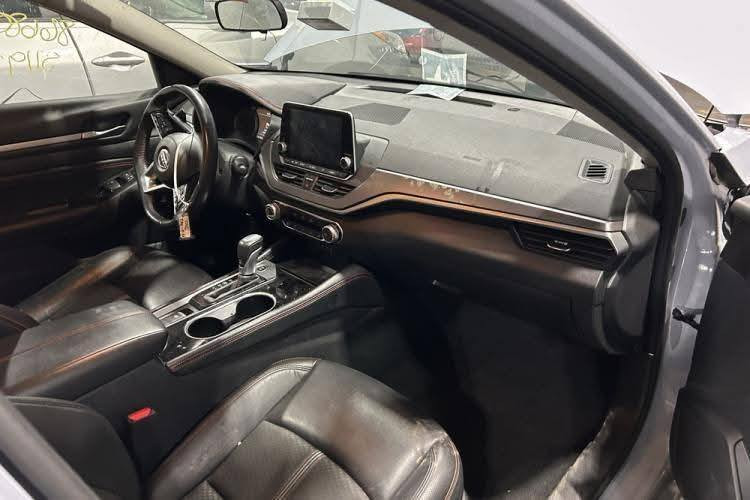 سلام عليكم ورحمة الله نيسان اليتما موديل 23 بدون رقم السياره بسمي ومصلحة ع ايدي لون سموك SR بدون ايرباك صور الحادث موجوده بنشر مبدل بابين وجاملغ *********** سعر ١٥٠ واني خادم تحياتي لكل الأعضاء
