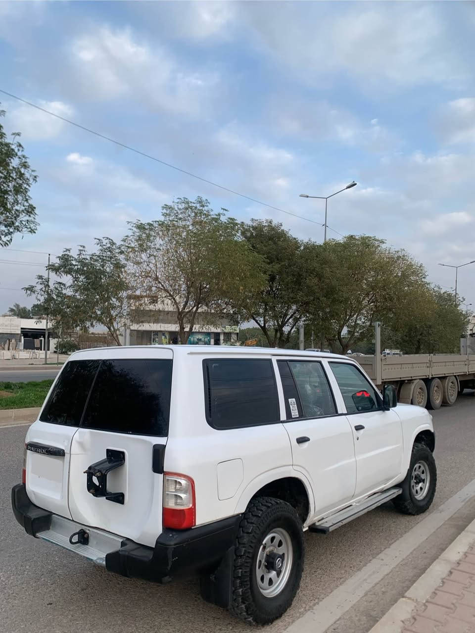 نیسان پاترۆڵ ٢٠٠٢ ناو بۆر
ئارم هەولێر
سەقفی شوشەیی
تەبریت سارد و گەرم 
چوار تایەو ویلی لۆک لۆکی لە ژێرە
تا ئێستا غازی بۆ نەبەسراوە
گێڕ و مەکینە و ئەکسل بەشەرت
سەیارەیەکی پاک و بێ مەسروف و بەقوەتە 
ناونیشان کەلار 
*********** كالار, السليمانية
