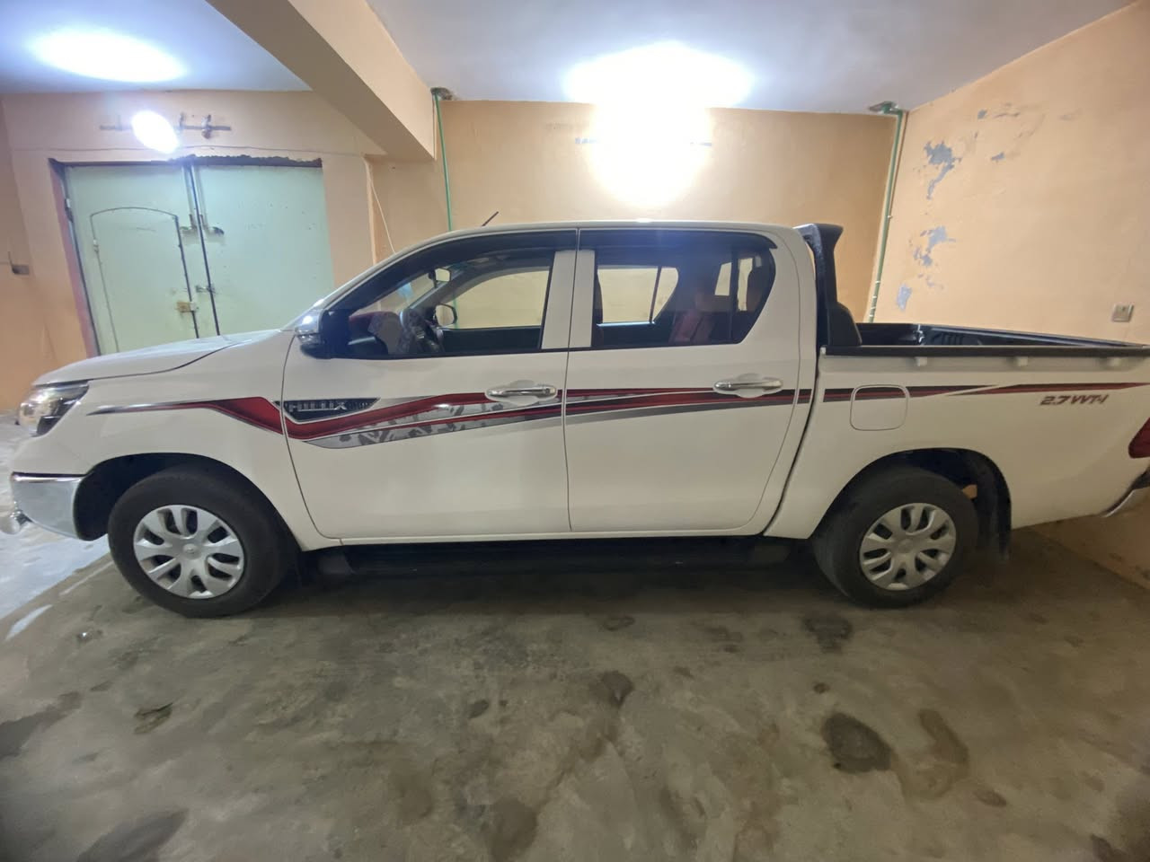 سلام عليكم للبيع تويوتا هايلوكس 2025 زيرو باب اول گير عادي للتفاصيل الاتصال على الرقم ***********
