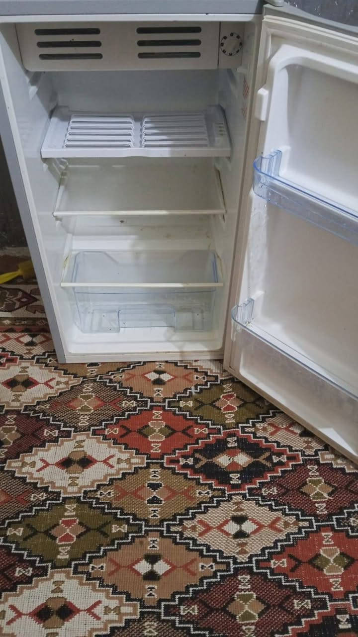 للبيع ثلاجة سعرها ١٠٠ وبيها مجال قليل
***********
