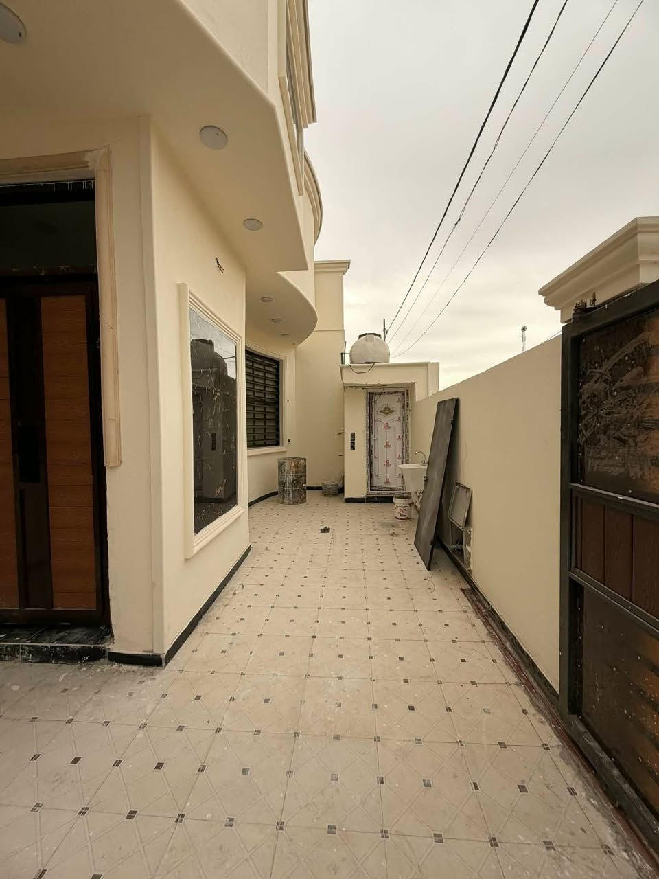 بيت للبيع 
بناء حديث  كونكريت مسلح 
طريق السنيه السياحي مجمع توحيد العفلوكي  (٢٠٠م)سند25
يحتوي على ثنين غرف نوم وصاله واستقبال ومطبخ ومجمع صحيات داخلي وخارجي بناء درجة اولى أساس وسكف كونكريت خدمات كاملة الأستفسار أتصل *********** /*********** /***********
