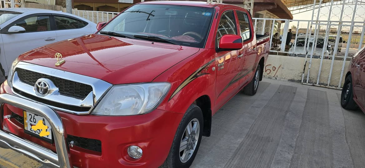 ## 🚗 **تويوتا هايلوكس (Hilux) موديل 2009 للبيع**
 * **نوع السيارة:** تويوتا هايلوكس دبل قمارة.
 * **الموديل:** 2009.
 * **اللون:** أحمر مميز ونظيف جداً.
 * **المحرك:** 2.7 VVT-i.
 * **ناقل الحركة (الكير):** عادي.
 * **المواصفات والداخلية:** داخل مخمل باللون الماروني، نظيفة جداً من الداخل والخارج، تبريد شغال، دشبول مطعم بالساج، وجام كهرباء.
### 🛠️ **حالة البودي والصبغ:**
 * السيارة مكفولة من الصبغ.
 * بيها مجرد تكحيلات بسيطة (كد شبر)
### 💰 **السعر:**
 * **165 ورقة** (16,500$ دولار أمريكي).
📍 **مكان السيارة:** صلاح الدين - بيجي.
📞 **للاستفسار والتواصل:** *********** (واتساب متوفر).
