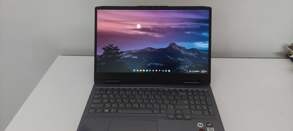 السلام عليكم، لاب توب Lenovo LOQ 15APH8 للبيع 
المعالج: AMD Ryzen 7 7840HS (8 أنوية، أداء قوي وحرارة ممتازة).
الرام: 16 جيجابايت DDR5 بسرعة 5600 MT/s.
كرت الشاشة: NVIDIA GeForce RTX 4050 (بذكرة 6 جيجابايت).
الهارد: 512ssd
الشاشة: 15.6 بوصة بتردد 144Hz IPS.
الهدايا والملحقات:
حقيبة لابتوب + سماعة + ماوس + كيبورد كاملة من شركة Red Dragon
السعر:950الف
للتواصل:*********** بغداد, العراق
