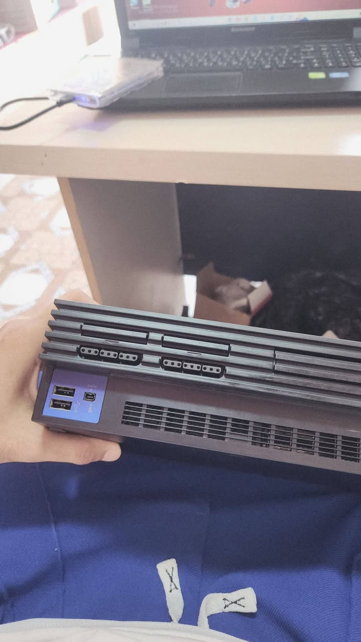 توفر ps2 كميات باله جديد مع كامل ملحقاته يحتوي على ٧٦ لعبه 
سعر ٧٠ الف فقط 
عنوان شارع حجي خليل مجاور سيد سعد المصور 
مكتب (بلي شين)
الرقم ***********
