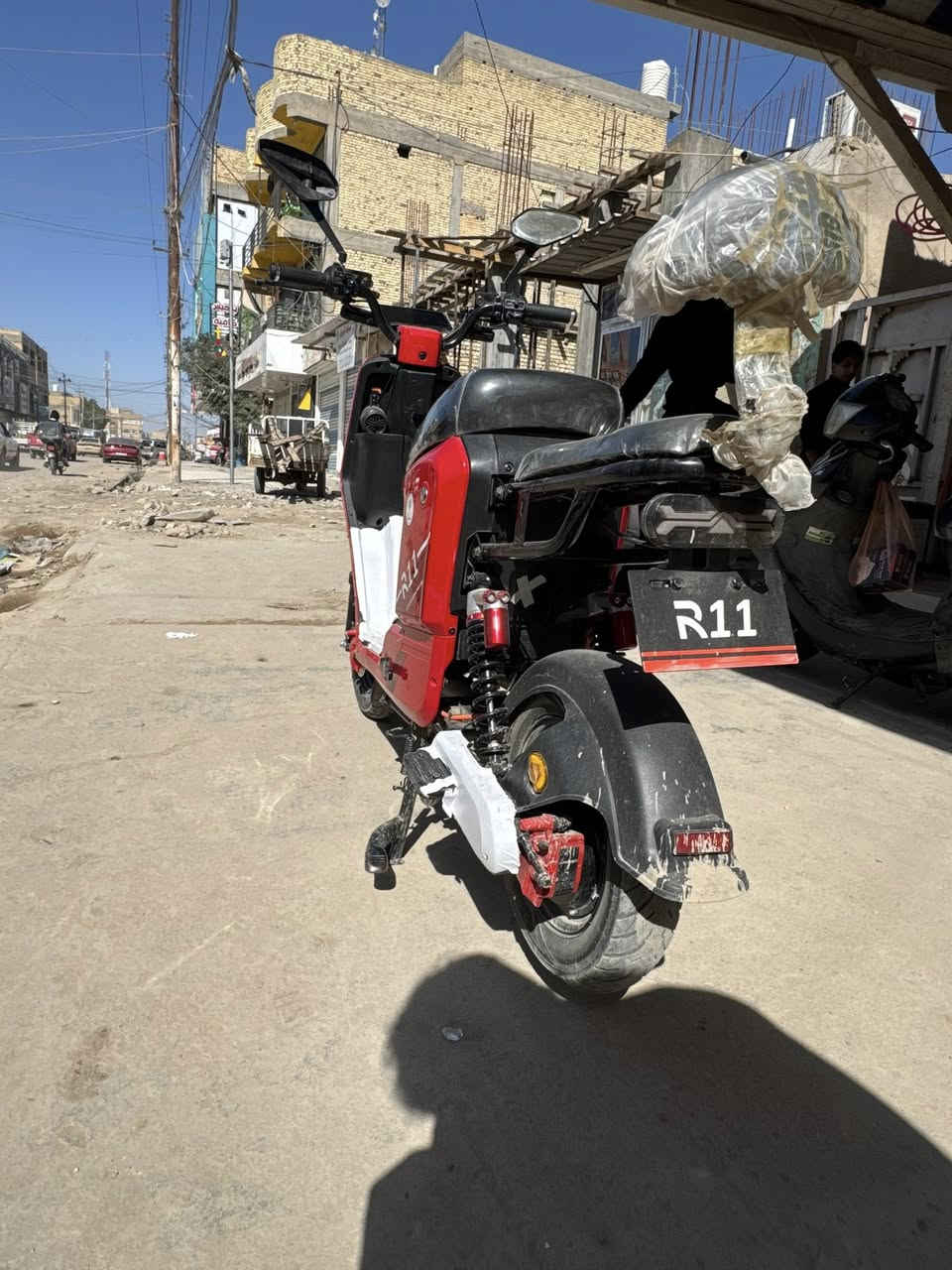 دراجه شحن 2024 R11 صاله اسبوعين طالعه معرض سعر مناسب
2024) هي دراجة رياضية متينة مصممة للتحمل، تتميز بـ 5 بطاريات كبيرة، ملف نحاس 100% (حجم 1500)، وتصل سرعتها الحقيقية إلى 60-70 كم/ساعة. توفر إضاءة زينون، شاشة إلكترونية، نظام بصمة، وحمولة تصل إلى 210 كجم، وتأتي بتايرات جبلية (Tubeless) ودبلات أمامية/خلفية. 
أبرز مواصفات دراجة شحن R11:
البطارية والنظام الكهربائي: تعمل بـ 5 بطاريات بحجم كبير (غالباً 32 أمبير) مع نظام ملف نحاس 100%.
السرعة والأداء: محرك قوي بملف نحاس 1500 (من شركة ونلي العالمية)، يحقق سرعة حقيقية تقارب 60-70 كم/ساعة.
الهيكل والتحمل: دراجة ضخمة مصممة بأسلوب رياضي، تتحمل أوزاناً تصل إلى 210 كجم.
الإضاءة والإشارات: مزودة بلايت زينون أبيض عالي وناصي، مع إشارات جانبية (إشارة لكزس).
الأمان والتحكم: نظام بريك (مكابح) دسك دهن (هيدروليك) أمامي وخلفي، مع نظام سويج (بصمة) للتشغيل والإطفاء وخاصية قفل الستيرن.
الشاشة: شاشة إلكترونية متطورة توضح السرعة وتحديد الأعطال.
الإطارات: تايرات جبلية (Tubeless) متينة.
المميزات الإضافية: تحتوي على نظام بلوتوث.


**إذا كنت صاحب هذا الإعلان وتريد حذفه لأي سبب، رجاءا أرسل رسالة إلى الدعم الفني**